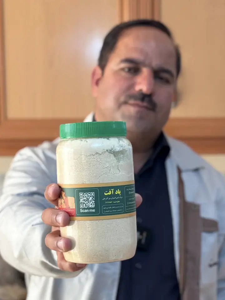 کارشناس پادآفت در حال نمایش یکی از مواد مورد استفاده در پروژه